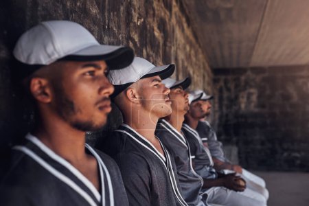 Foto de Próximas estrellas del béisbol. un grupo de jóvenes viendo un partido de béisbol desde el dugout - Imagen libre de derechos