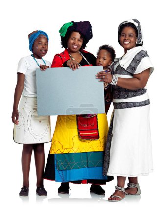Téléchargez les photos : Les femmes le font pour elles-mêmes. Plan studio de deux femmes africaines avec leurs enfants tenant un tableau blanc, isolées sur du blanc - en image libre de droit