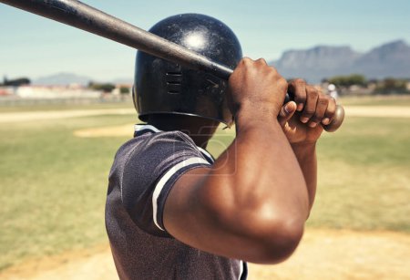 Foto de Cuando la vida te lance una pelota será mejor que estés listo. un joven balanceando su bate en un partido de béisbol - Imagen libre de derechos