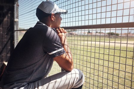 Foto de Podía ver béisbol durante horas. un joven mirando un partido de béisbol detrás de la valla - Imagen libre de derechos