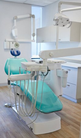 Foto de Mejor equipo para un mejor cuidado dental. una oficina moderna vacía de los dentistas - Imagen libre de derechos