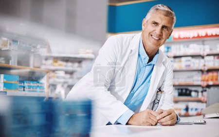 Foto de Me gusta ser farmacéutico. un farmacéutico masculino que escribe en un portapapeles en una farmacia - Imagen libre de derechos