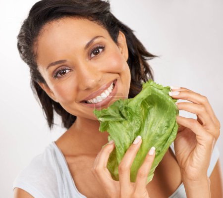 Téléchargez les photos : L'ingrédient parfait pour la salade. Portrait d'une jeune femme dégustant une collation saine - en image libre de droit