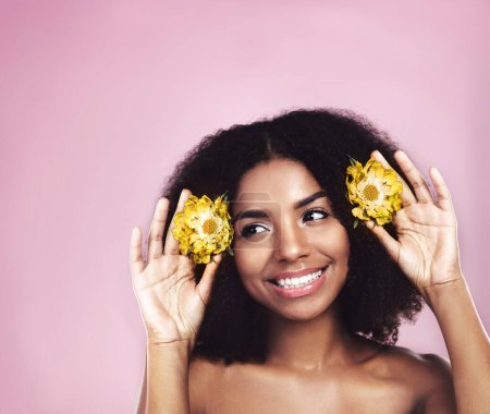 Foto de Las flores florecen para su propia alegría. Estudio de una hermosa joven posando con flores en el pelo - Imagen libre de derechos