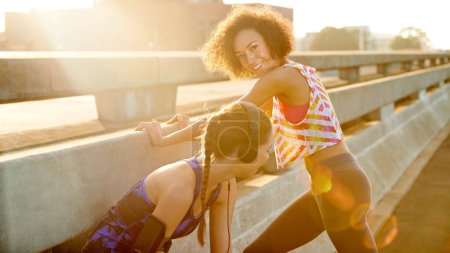 Téléchargez les photos : Prêt à courir quand vous l'êtes. Portrait d'une jeune joggeuse écoutant de la musique avant une course avec un ami à travers la ville - en image libre de droit