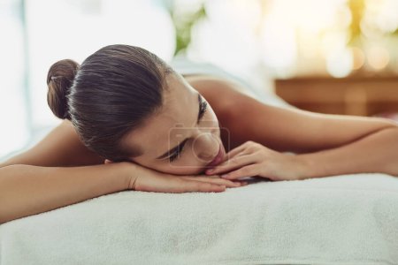 Téléchargez les photos : Sur les genoux du luxe. une jeune femme attrayante se faire dorloter dans un spa de beauté - en image libre de droit