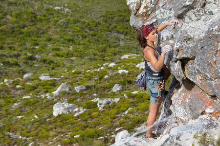Téléchargez les photos : Escalade, liberté et défi avec une femme en montagne pour l'aventure, le voyage et l'exploration. Forte, fitness et falaise avec entraînement d'escalade féminin dans la nature pour le courage, la sécurité et l'entraînement. - en image libre de droit