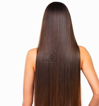Lange seidige Haare seit Tagen. Rückseite Studioaufnahme einer jungen Frau mit langen seidigen Haaren vor weißem Hintergrund