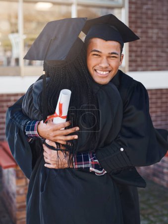 Foto de Las cosas terminan pero los recuerdos duran para siempre. dos jóvenes estudiantes felices abrazándose el día de la graduación - Imagen libre de derechos