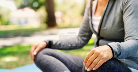 Foto de Mujer en parque, yoga y meditación con fitness al aire libre, zen y calma con sanación espiritual en parque. Ejercicio femenino en la naturaleza, pilates y meditación para la salud, el bienestar y la atención plena. - Imagen libre de derechos