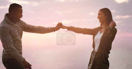 Foto de Baile, pareja y puesta de sol en la playa para un feliz recuerdo de vacaciones, vacaciones o aventuras. Un hombre y una mujer bailan para celebrar el amor, el matrimonio y el viaje o la cita con una sonrisa al aire libre en la naturaleza. - Imagen libre de derechos