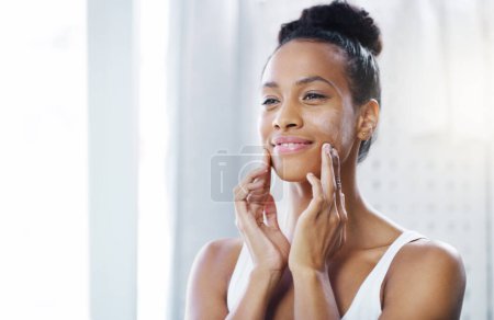 Frau, Gesicht und Spiegel mit Lotion für Schönheit, Feuchtigkeitscreme und Kosmetikprodukt mit Morgenroutine im Badezimmer. Weibliche Person Creme auf die Haut, Hautpflege und Dermatologie zu Hause mit Attrappe Raum.