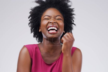 Téléchargez les photos : Joyeux, riant et une femme noire avec comédie et sourire isolé sur un fond blanc dans un studio. Drôle, mature et une personne africaine avec un rire pour une blague, bonheur et sourire sur un fond. - en image libre de droit