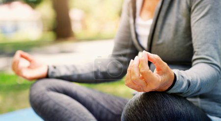 Téléchargez les photos : Femme dans le parc, yoga et méditation avec pose de lotus, fitness en plein air avec zen et guérison spirituelle. Main de femme, exercice dans la nature et méditer pour la santé avec le bien-être et la pleine conscience. - en image libre de droit