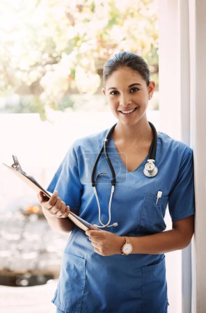 Foto de Tu salud es mi pasión. Retrato recortado de una joven médica atractiva sosteniendo un portapapeles en un hospital - Imagen libre de derechos