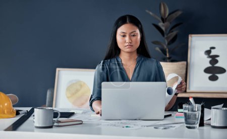 Foto de Trabaja duro si quieres lograr el éxito. una atractiva joven empresaria que trabaja en una laptop en su oficina - Imagen libre de derechos