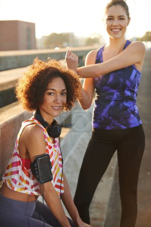 Téléchargez les photos : Encore une minute avant de commencer. Portrait de deux joggeuses préparant un jogging en ville - en image libre de droit