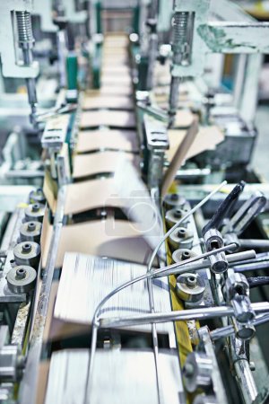 Foto de Automatización de impresión. Detalle del funcionamiento de una línea de montaje de una fábrica de impresión - Imagen libre de derechos
