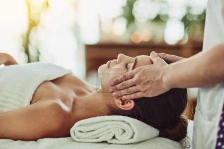 Foto de Pasa un poco de tiempo contigo mismo. una joven atractiva recibiendo masajes en un spa de belleza - Imagen libre de derechos