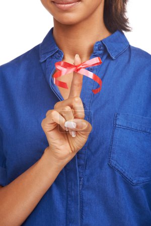 Foto de Dedo envuelto en regalo. Imagen recortada de una mujer con una cinta envuelta alrededor de su dedo - Imagen libre de derechos