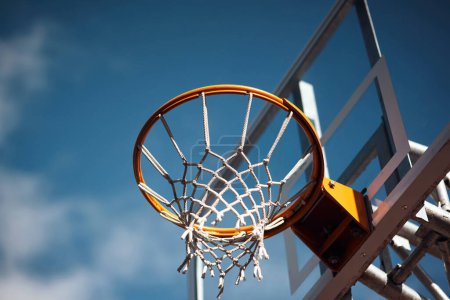 Téléchargez les photos : Élevez votre jeu. Gros plan d'un cerceau de basket sur un terrain de sport - en image libre de droit