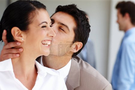 Foto de El éxito saca lo mejor de nosotros. Una mujer de negocios encantada recibiendo un beso de felicitación en la mejilla después de un lanzamiento exitoso - Imagen libre de derechos