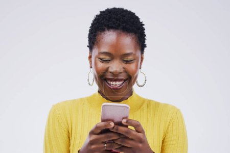 Téléchargez les photos : Médias sociaux, femme noire sur smartphone et sourire sur fond blanc. Connectivité ou technologie, communication ou textos et femme africaine heureuse avec téléphone portable dans un contexte de studio. - en image libre de droit