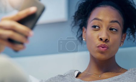 Foto de Mujer africana, selfie y dormitorio en casa, noche y pucheros con belleza para aplicaciones de redes sociales. Influencer girl, creador de contenido y fotografía para foto de perfil en la cama para blog, web o internet. - Imagen libre de derechos