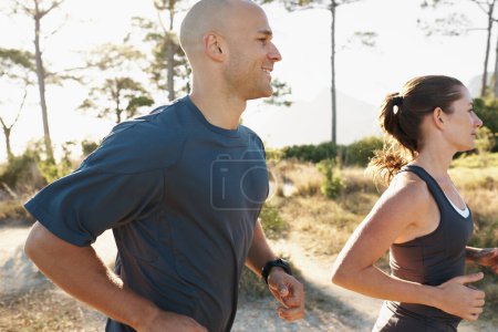 Téléchargez les photos : Forêt, fitness et coach courir avec la femme comme un entraînement ou un exercice matinal pour la santé et le bien-être ensemble. Sport, homme et coureur avec l'athlète comme entraînement dans la nature pour l'énergie de course sportive. - en image libre de droit