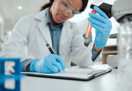 Foto de No te rindas ahora. una mujer joven que revisa una muestra de probeta en el laboratorio - Imagen libre de derechos
