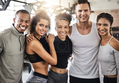 Téléchargez les photos : Les amis, notre meilleure source de motivation fitness. un groupe de jeunes gens heureux travaillant ensemble dans une salle de gym - en image libre de droit