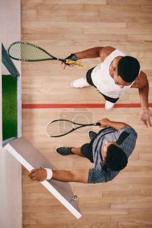 Foto de Su día de squash y todos los invitados. dos hombres jóvenes charlando después de jugar un juego de squash - Imagen libre de derechos