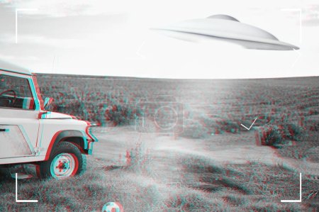 Foto de OVNI, extraterrestre y visor de cámara con una nave espacial volando en el cielo sobre el área 51 para una invasión. Videocámara, nave espacial y teoría de la conspiración con un platillo en una pantalla para grabar un avistamiento de extraterrestres. - Imagen libre de derechos