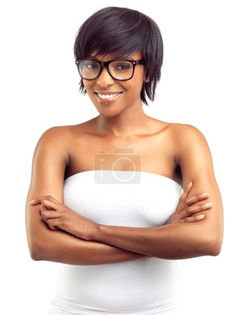 Foto de Es positiva sobre su futuro. Retrato de una mujer africana sonriente con gafas con los brazos cruzados, sobre un fondo blanco - Imagen libre de derechos