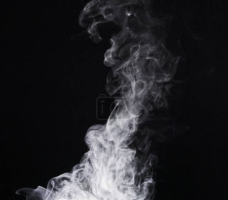 Téléchargez les photos : Bouffée blanche de fumée, de vapeur et de brouillard isolée sur fond png ou transparent, d'encens ou de feu. Vapeur, brouillard et air brumeux avec de la glace sèche et pulvérisation de poudre, brouillard et condensation avec abstrait. - en image libre de droit