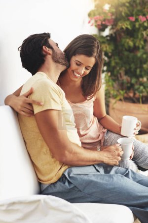 Téléchargez les photos : C'est le plus mignon. un jeune couple heureux prenant un café ensemble sur un banc à l'extérieur - en image libre de droit