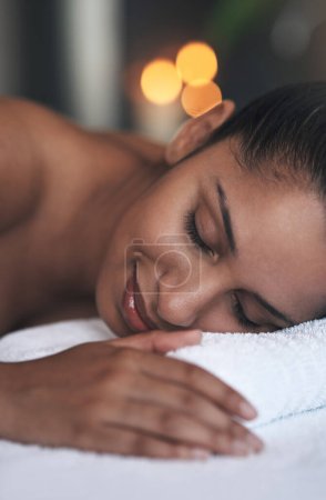 Téléchargez les photos : Aujourd'hui, il s'agit d'amour-propre et de soins. une jeune femme allongée sur un lit de massage dans un spa - en image libre de droit