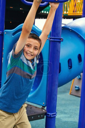 Foto de Días felices pasando el rato en el patio. un niño jugando en el gimnasio de la selva en el parque - Imagen libre de derechos