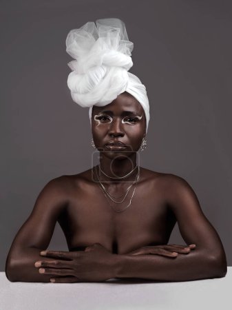 Foto de Estilo que dice mucho. Retrato de estudio de una joven atractiva posando con atuendo tradicional africano sobre un fondo gris - Imagen libre de derechos