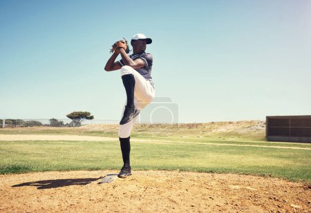 Foto de Es un novato para mirar. un joven lanzando una pelota durante un partido de béisbol - Imagen libre de derechos