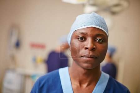 Téléchargez les photos : Sérieux à propos de votre opération. Portrait d'un chirurgien confiant debout dans une salle d'opération - en image libre de droit
