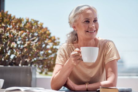 Foto de Todos los días deberían empezar así. una mujer madura tomando café en el balcón en casa - Imagen libre de derechos