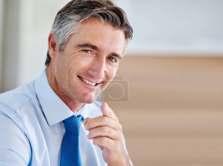 Foto de Veo algo especial en ti. Retrato de un hombre de negocios maduro sonriente apuntando a la cámara - Imagen libre de derechos