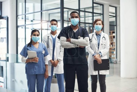 Foto de Mantenerse a salvo durante una pandemia. un grupo de médicos y enfermeras que usan máscaras faciales para protegerse de enfermedades - Imagen libre de derechos