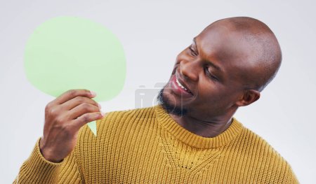Foto de Hombre africano, burbuja del habla y estudio con idea, sonrisa y opinión para las redes sociales por antecedentes. Gen z chico, cartel o signo de papel para votar, revisar y burlarse de la felicidad de las ideas, noticias o chat. - Imagen libre de derechos