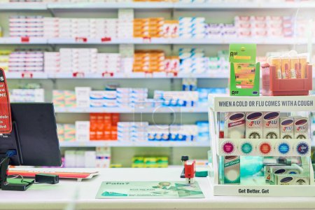 Foto de Trae tu tratamiento aquí. estantes provistos de varios medicamentos en una farmacia - Imagen libre de derechos