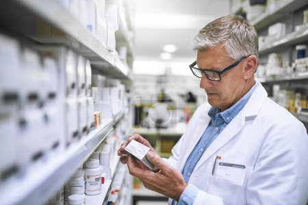 Pharmacie, médecine et vérifier avec l'homme à l'étagère en pharmacie pour l'étiquette, l'inspection et l'inventaire. Médecine, soins de santé et pilules avec un pharmacien masculin en clinique pour le contrôle des experts, du bien-être et des produits.