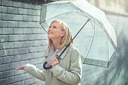 Téléchargez les photos : Parapluie, rue de la ville et femme sourient de bonheur sur un trottoir par temps hivernal. Bonne femme, pluie et voyage sur une route urbaine à New York en vacances avec liberté et joie. - en image libre de droit