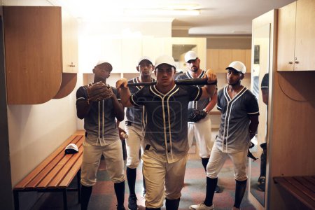 Foto de Los mejores equipos se mueven juntos como uno. un grupo de jóvenes entrando en un vestuario en un partido de béisbol - Imagen libre de derechos
