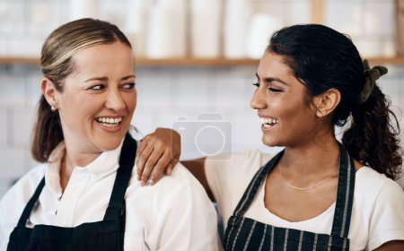 Téléchargez les photos : Les visages amicaux de chaque café préféré. deux femmes confiantes qui travaillent ensemble dans un café - en image libre de droit